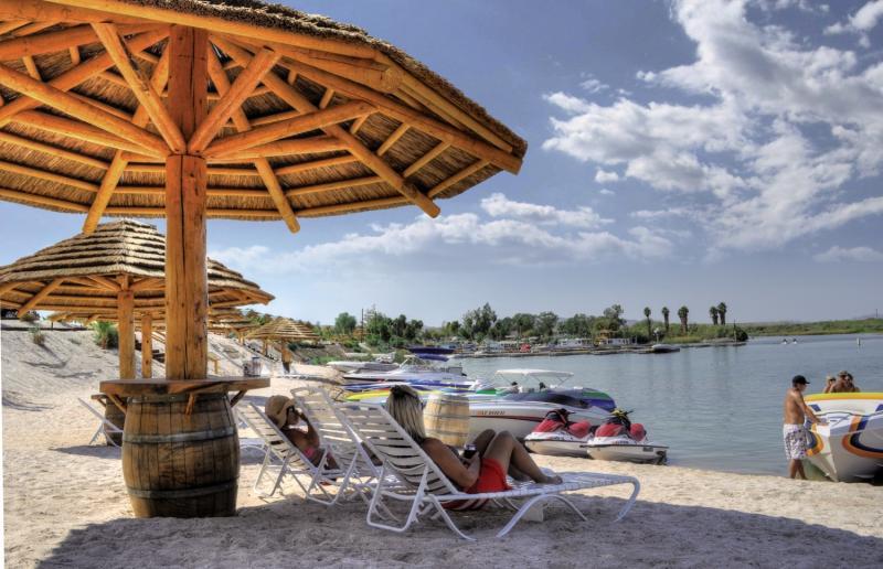 Pirate Cove Resort & Marina Needles Eksteriør bilde